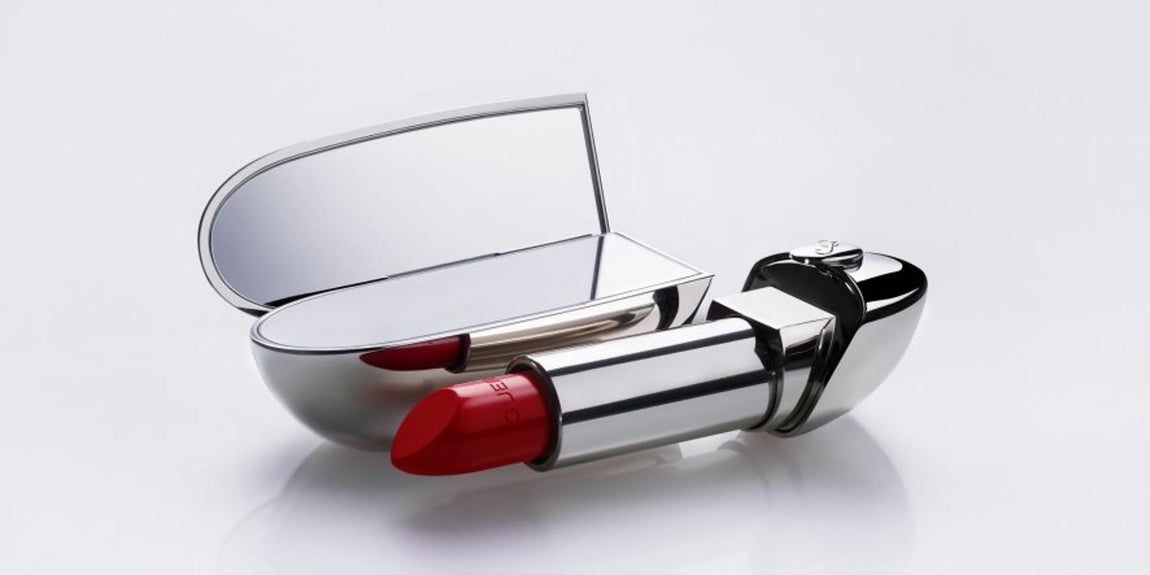 Rouge G de Guerlain. La firma crea su primera barra de labios con doble espejo personalizable para convertirlo en el accesorio ideal para llevar y regalar. Su fórmula con ácido hialurónico y resina de guggul ayudan a alisar y redensificar los labios, combinando una amplia gama de tonalidades con el tratamiento más sedoso. (Precio: 47,95€)