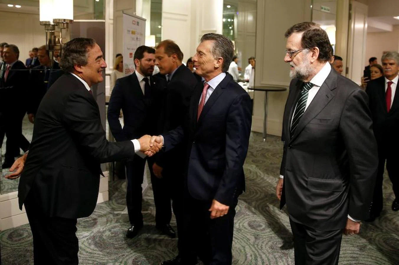 La visita de estado de Rajoy a Argentina, en imágenes. El presidente de Argentina, Mauricio Macri (dcha) saluda al presidente de la CEOE, Joan Rosell.