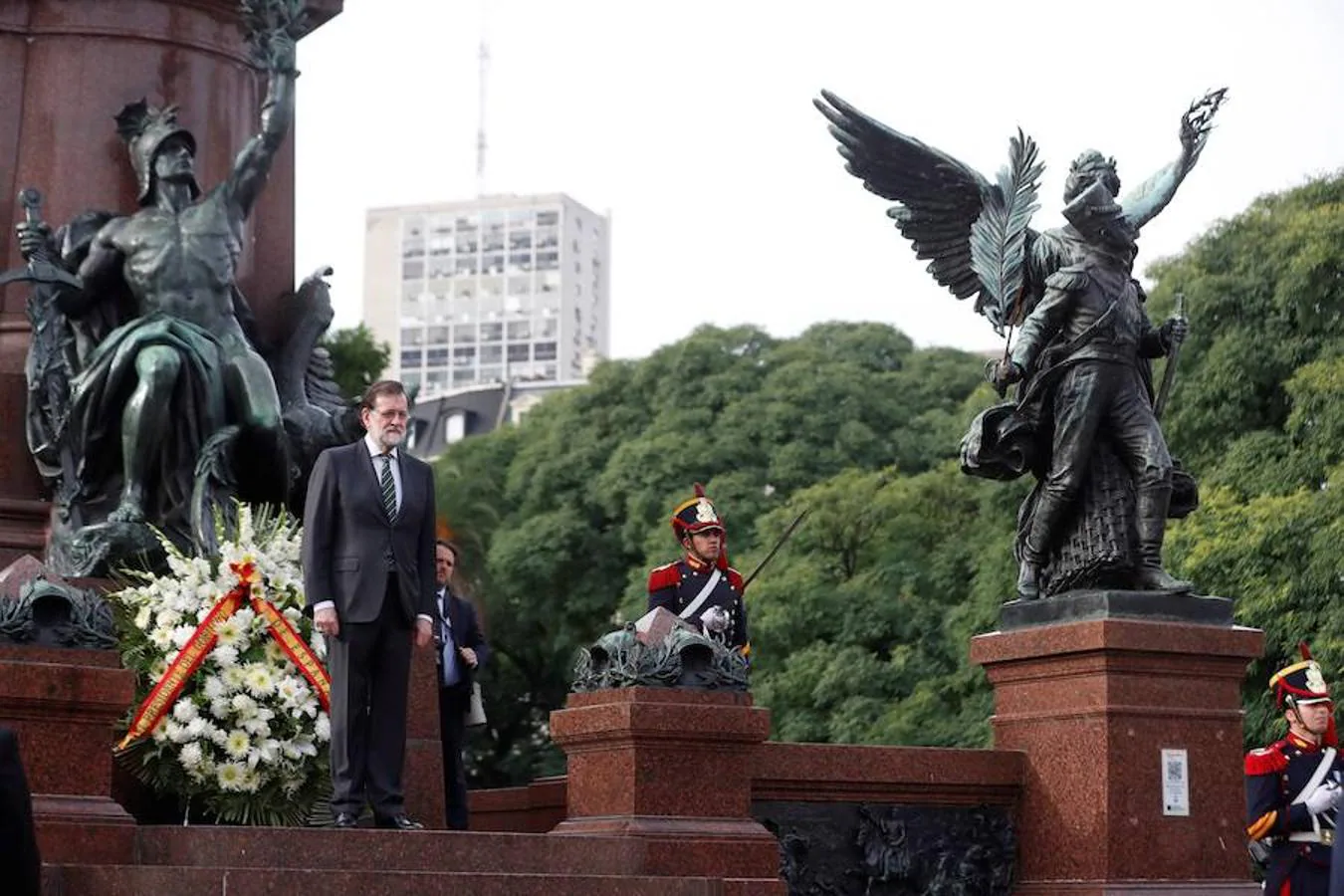 La visita de estado de Rajoy a Argentina, en imágenes. El presidente del Gobierno de España, Mariano Rajoy ha encabezado un homenaje al libertador argentino José de San Martín en la plaza que lleva su nombre en Buenos Aires.