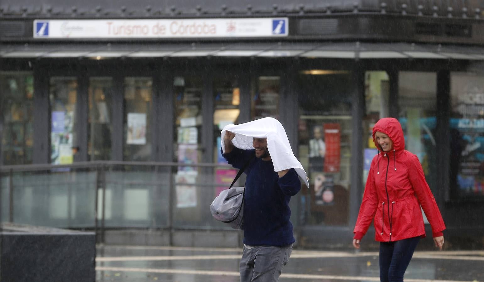 La primavera florece en Córdoba entre la lluvia, en imágenes