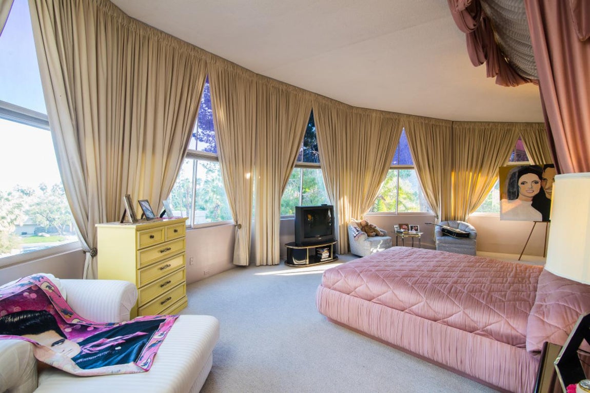 Íntima. Elvis Presley se casó con Priscilla en Las Vegas en 1967, salían juntos desde hacía 7 años. Después del enlace viajaron hasta la casa de Ladera Circle en busca de intimidad