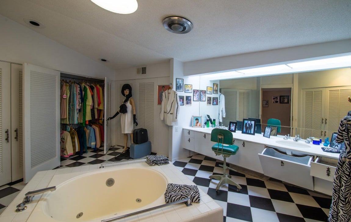 Vestidor. En la imagen se muestra uno de los enormes cuartos de baño, con un jacuzzi en el centro y con vestidor. Está dentro de la suite principal
