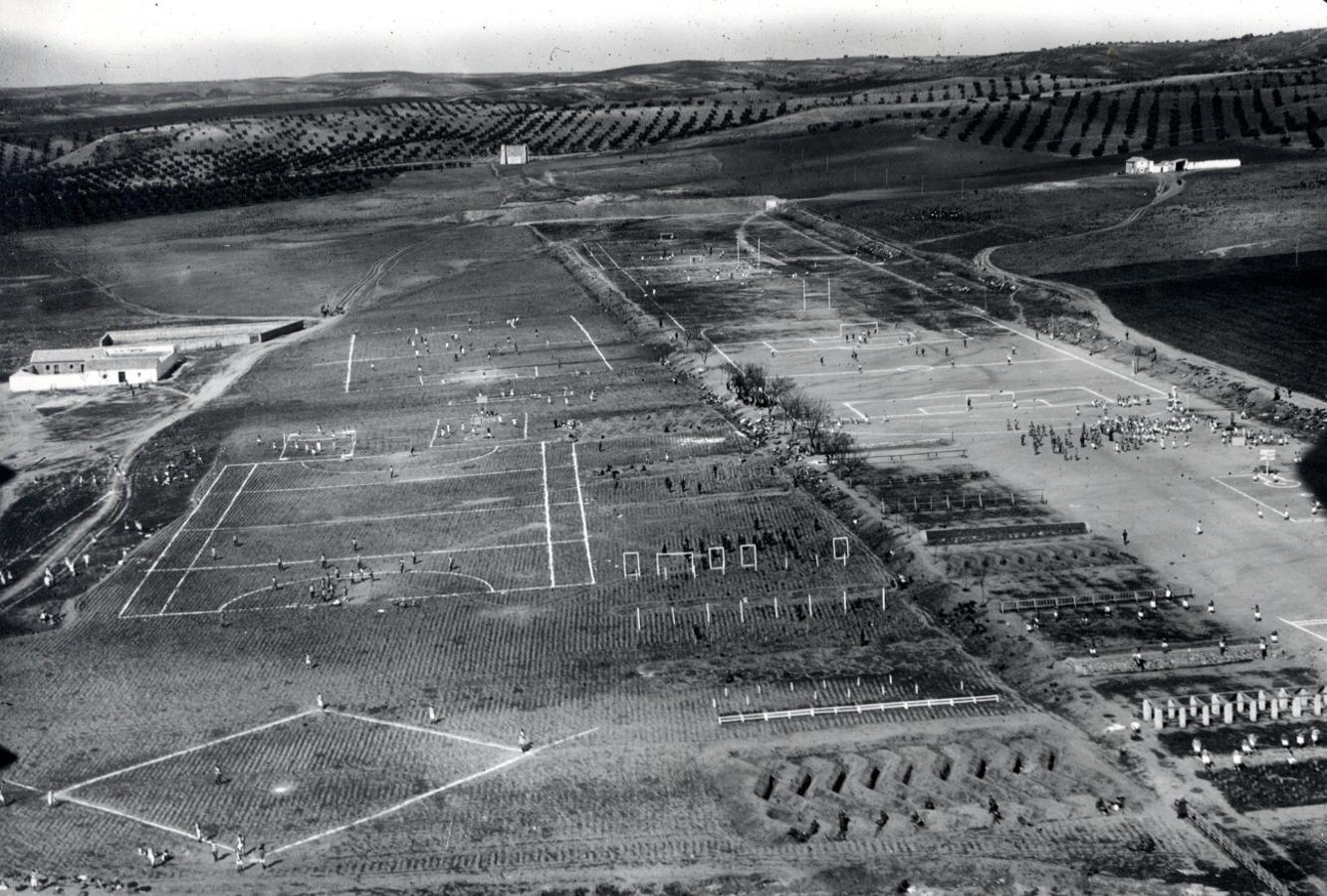 Campos deportivos de la Escuela Central de Gimnasia, creada en 1919, en una vista anterior a 1936. 