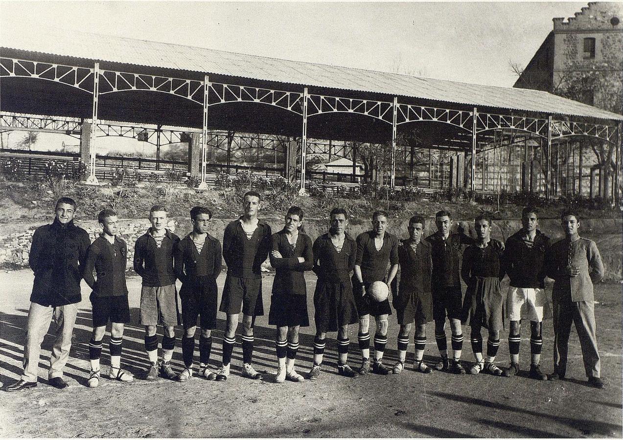 Equipo de fútbol de la Academia delante del primitivo gimnasio cubierto cerca del antiguo cuartel de San Lázaro. 