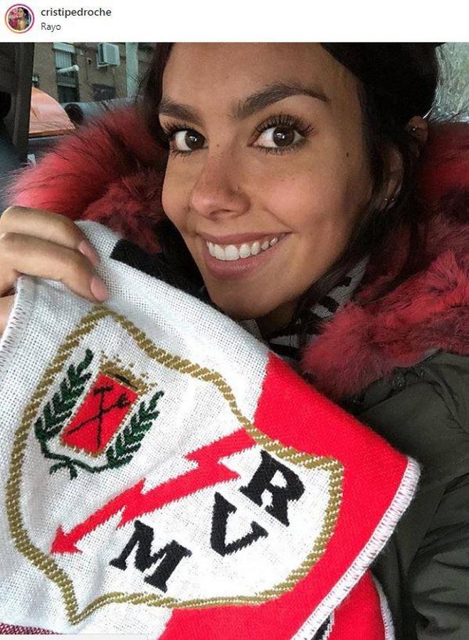 Por otra parte, Cristina Pedroche acude a las gradas del campo de fútbol de Vallecas para animar a su equipo, el Rayo Vallecano. 