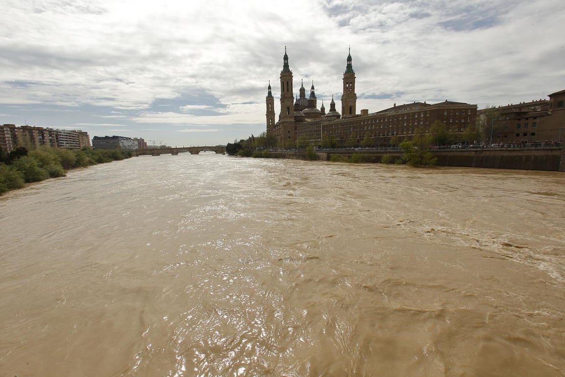 La punta de la crecida del Ebro a su llegada a Zaragoza. A la derecha, la basílica del Pilar. 