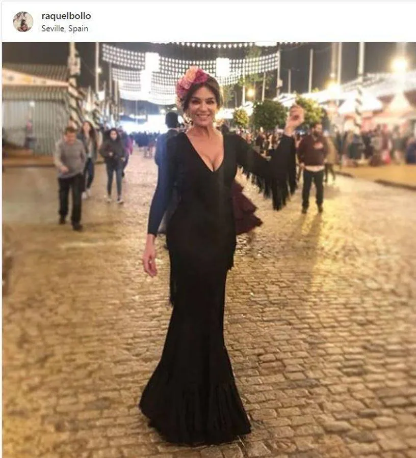 Raquel Bollo, más tradicional, ha optado por un traje de flamenca negro y unas flores en tono burdeos como complemento. 