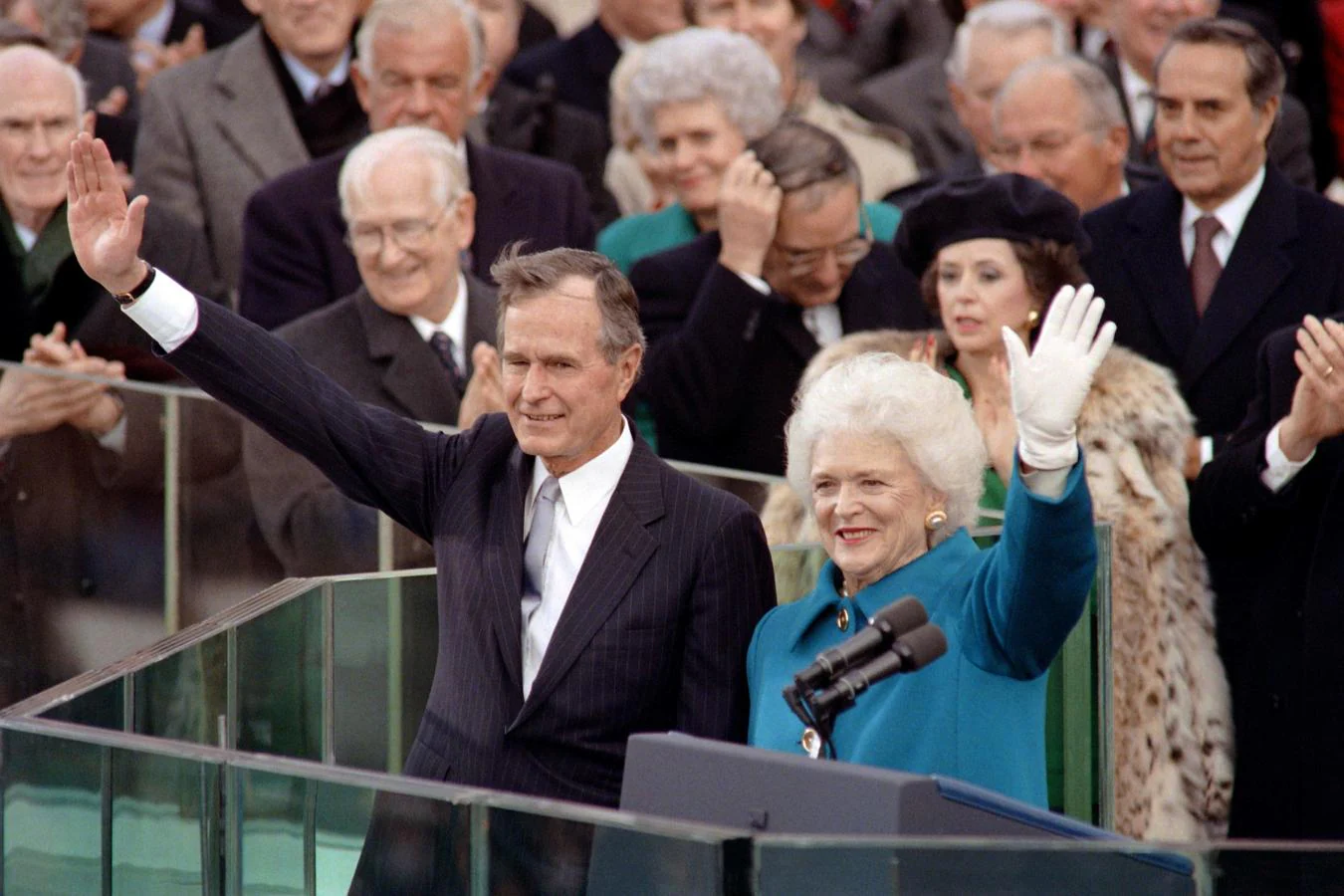 George H. W. Bush con Barbara el día que juró el cargo de presidente de Estados Unidos en 1890. 