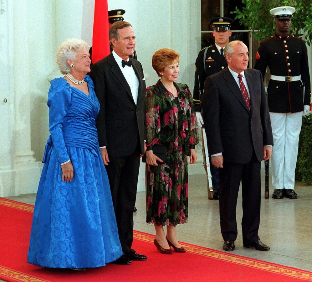 George padre y Barbara con Mikhail Gorbachev y su mujer, en 1990. 
