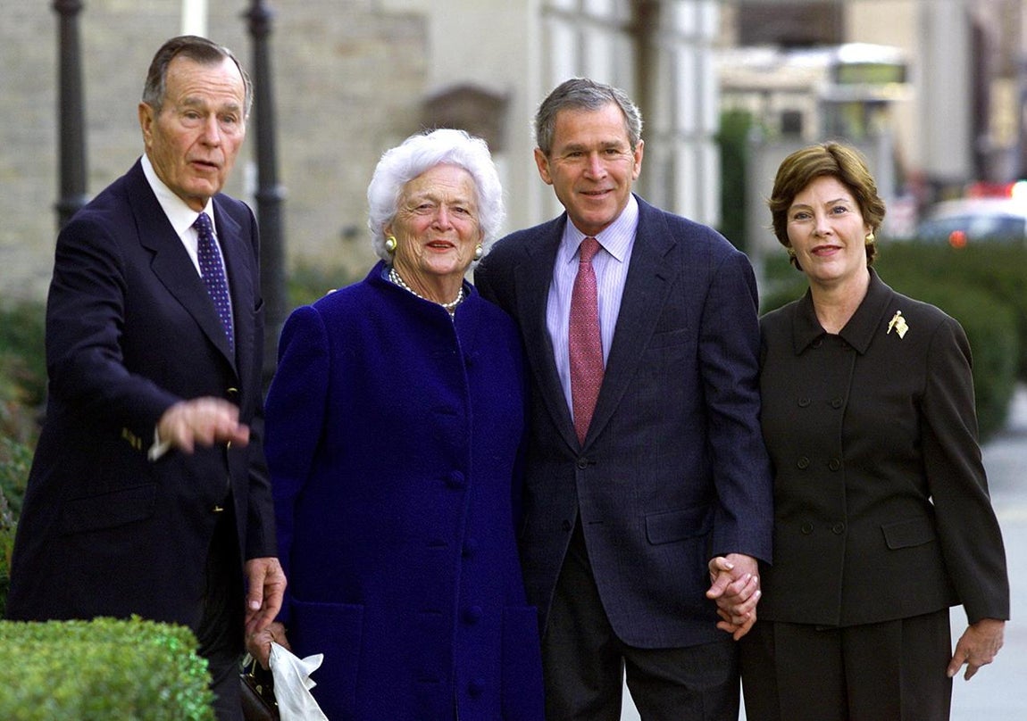 La familia al completo saliendo de la iglesia episcopal de San Juan, en 2002. 