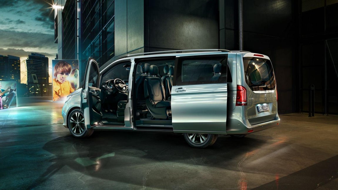 Mercedes Benz Clase V. Este monovolumen premium equipa una motorización V250d de 190CV de potencia y un consumo mixto de 6 litros, cada 100 kilómetros. Un motor perfecto para tener potencia suficiente en cualquier situación, con unos consumos bajos de combustible. Además de serie viene equipada con una caja de cambios automática , 7G-Tronic, que aporta un plus de comodidad al conjunto mecánico. Este sistema ofrece al conductor 7 marchas finamente escalonadas que permiten circular a bajas revoluciones para tener un consumo contenido. Se ofrece con cuatro<a href="https://www.abc.es/summum/motor/abci-customer-reports-este-mejor-compacto-201803071622_noticia.html" target="_blank"> programadas de conducción </a>y es especialmente útil la tecnología «overtorque» que pone a disposición del conductor un plus de potencia adicional de 14 CV y 40 Nm para afrontar una demanda <a href="https://www.abc.es/summum/motor/abci-coches-biplaza-mas-exclusivos-201706231335_noticia.html" target="_blank">alta de potencia</a>, como por ejemplo un adelantamiento