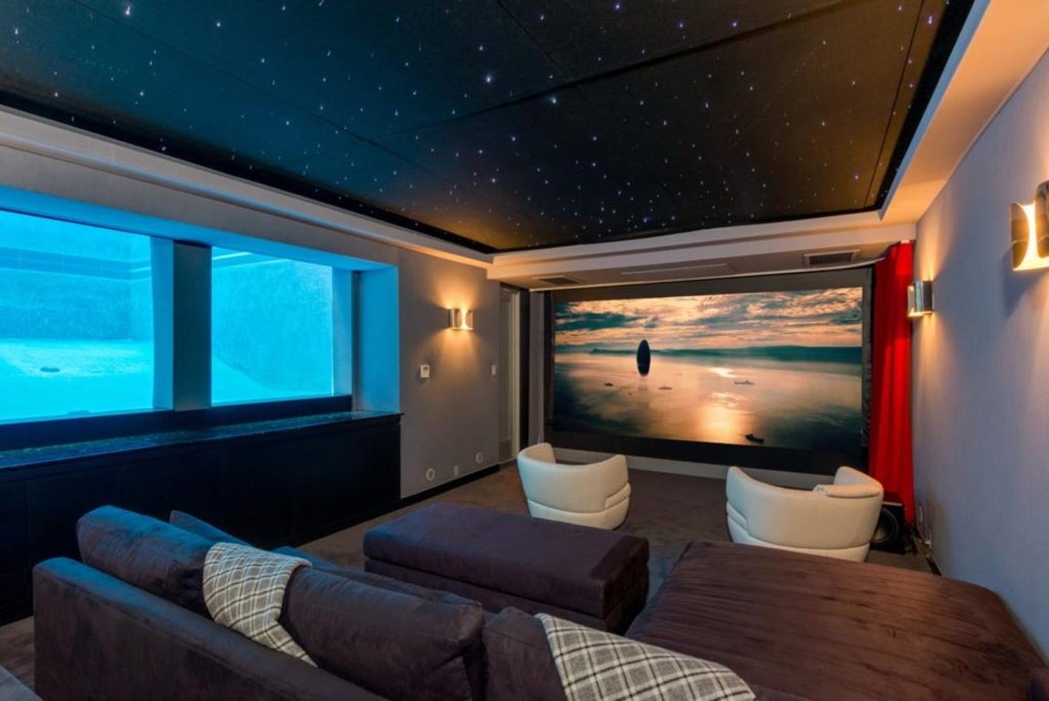 Cine. El actor rodó un total de 15 películas, sobre todo en la primera década de 2000, aunque ninguna tuvo especial relevancia fuera de EE.UUU. En Hollywood tener una casa con un cine privado está a la orden del día, pero el de la casa de Perry es de lujo: buenos acabados, pantalla con tecnología punta, techo estrellado y ventana a la piscina.