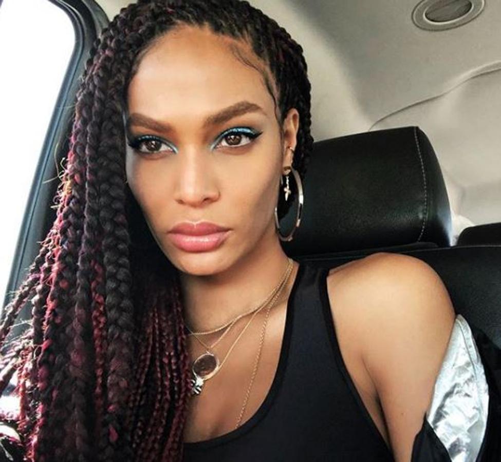 Trenzado total. La modelo de Victoria's Secret, Joan Smalls, sorprendió con un look lleno de trenzas, combinado con mechones rojos su tono moreno.