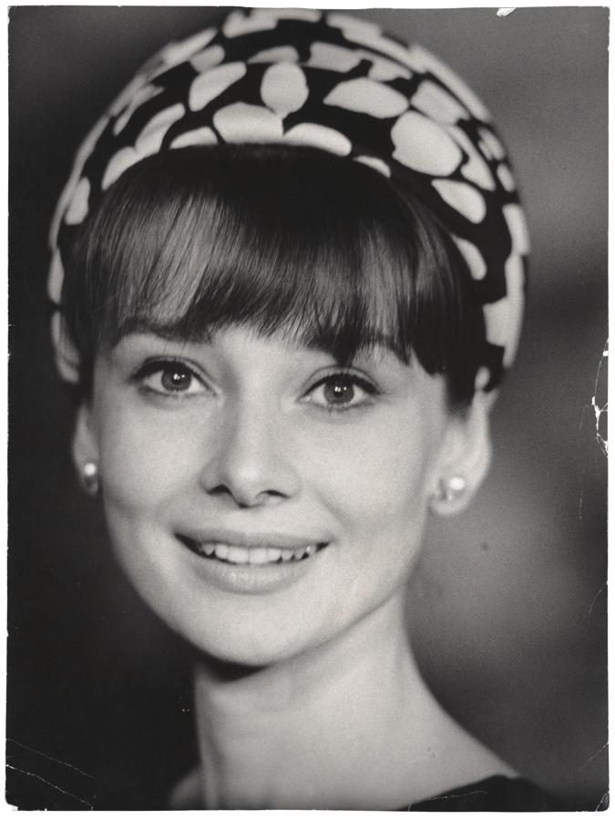 Desde el objetivo de Gina Lollobrigida. La fotografía de la izquierda se la sacó la mismísima Gina Lollobrigida. La italiana, después de haber sido nombrada la mujer más bella del mundo, comenzó una impredecible carrera como fotoperiodista y no se separaba de su cámara, que disparaba en sets de rodaje, estudios y todo tipo de eventos. A Audrey la plasmó en los premios Donatello 12 de marzo de 1964, en los que premiaron a «Charada»