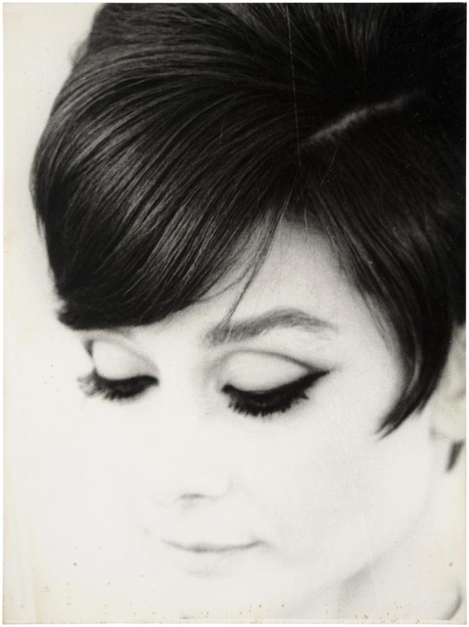 Retrato. Está impresión no se encuentra en un estado de conservación óptimo. Las imágenes tienen marcas lineales de arriba a abajo y áreas de suciedad en toda el área. El origen de estas fotografías es un misterio sin resolver, se sabe que fueron tomadas en el año 1965 y los expertos presumen que podrían haberse disparado en alguna sesión publicitaria de «How To Steal A Million» («Cómo robar un millón»), rodada en el mismo año