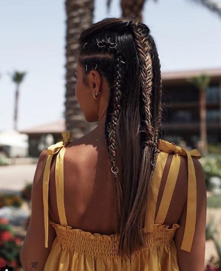 Trenzas con complementos. La diseñadora Marta Carriedo apuesta por una melena suelta con trenzas adornadas con piercings.