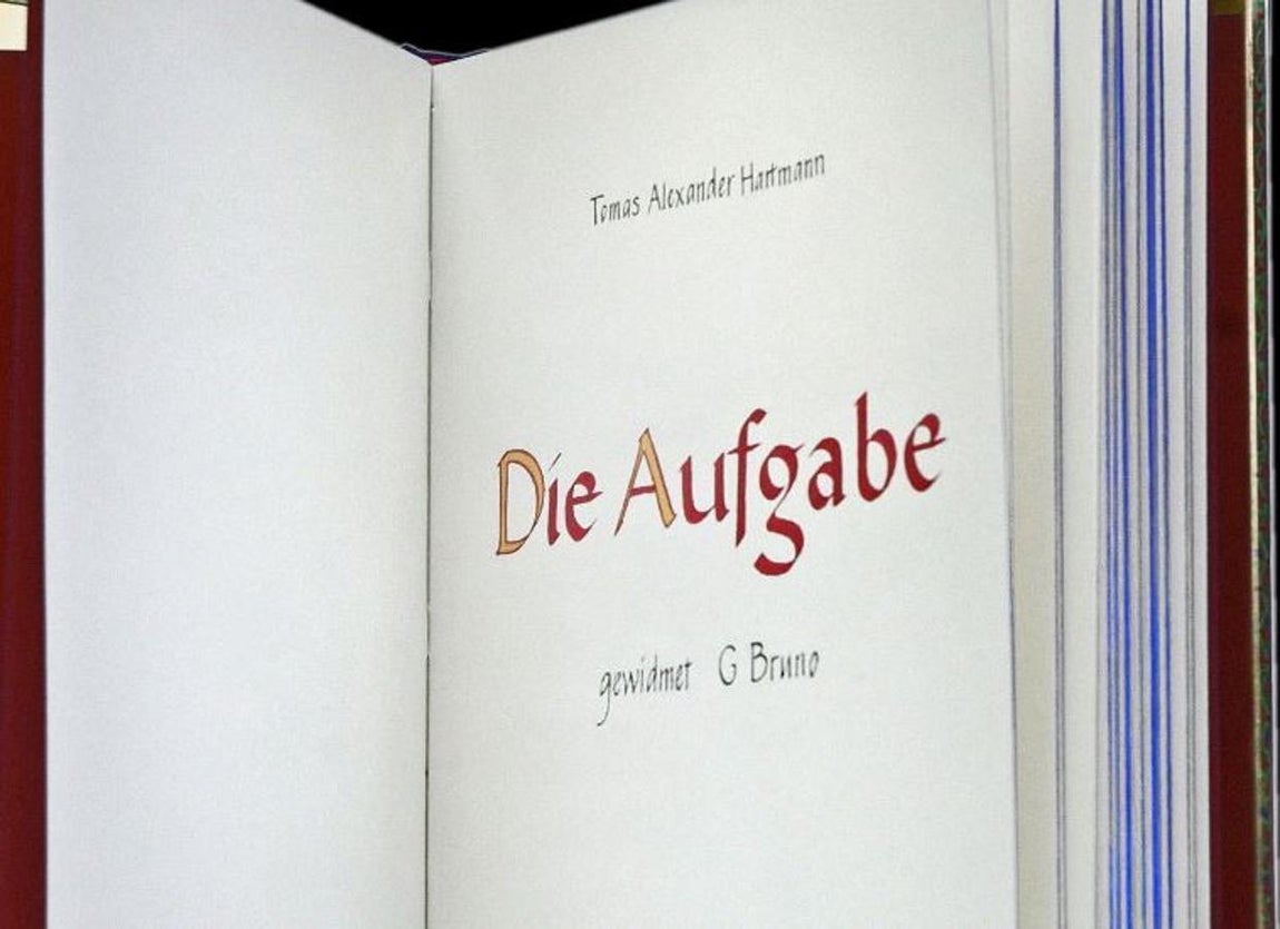 Die Aufgabe. Un desconocido artista alemán llamado Tomas Alexander Hartmann escribió este libro de 13 páginas sobre lo que él mismo define como «poesía filosófica». En castellano, su título sería «La tarea», se presentó por primera vez en 2008 y apenas tiene 300 renglones escritos. Cuesta 153 millones de euros, cada página se valora en 12 millones. Eso sí, fue el propio autor el encargado de tasarlo, justificó su elevado coste señalando que «su perspectiva profunda hace que el valor del libro sea incalculable»