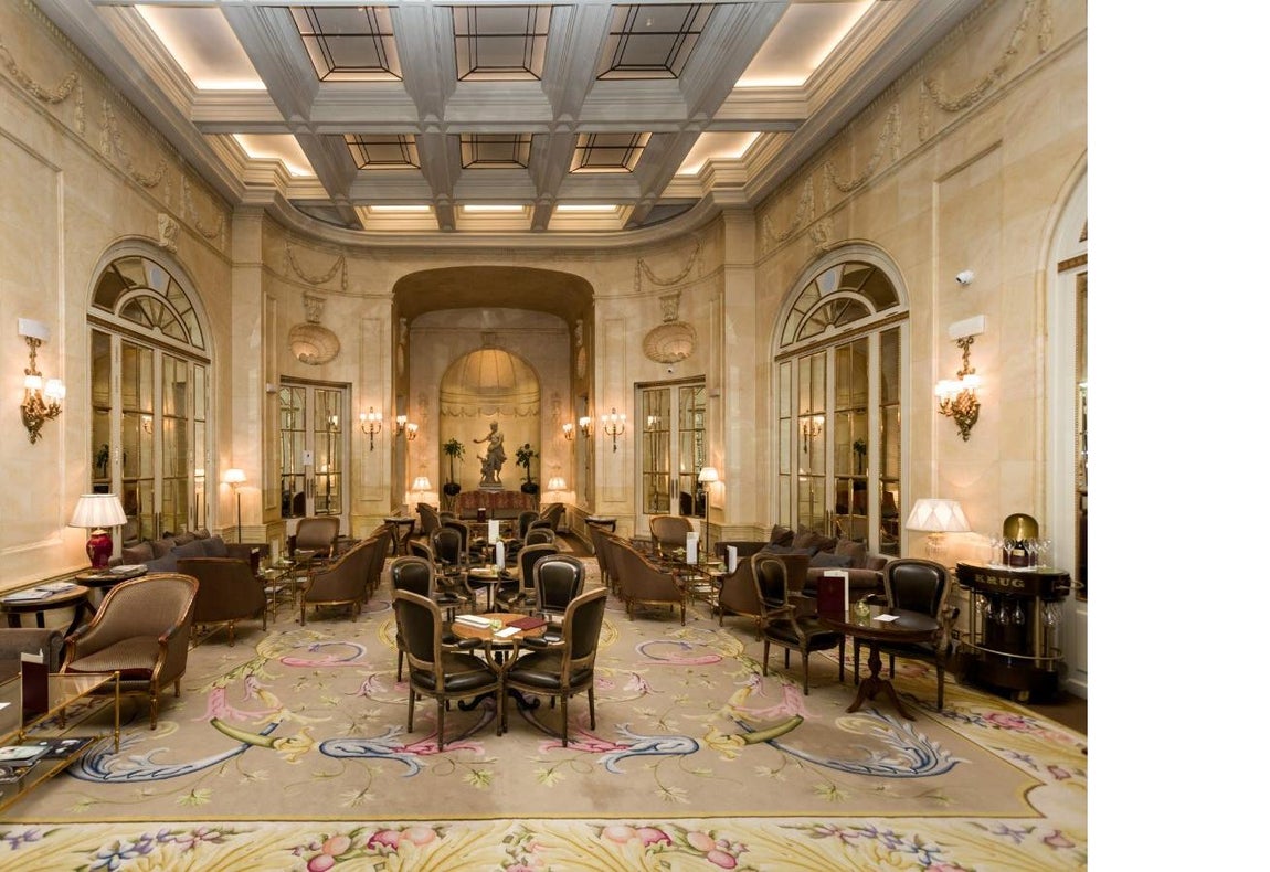 El hotel saca a subasta 4.000 piezas divididas en 1.500 lotes. Candelabros, mesas, sillas y espejos, porcelanas y bronces, esculturas y piezas ornamentales desfilarán ante la vista de los presentes en la Fundación Carlos de Amberes, donde tendrá lugar su exposición unos días antes de la puja -del 4 al 6 de mayo-.