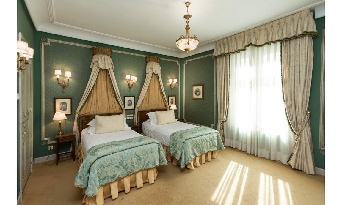 El hotel saca a subasta 4.000 piezas divididas en 1.500 lotes. Candelabros, mesas, sillas y espejos, porcelanas y bronces, esculturas y piezas ornamentales desfilarán ante la vista de los presentes en la Fundación Carlos de Amberes, donde tendrá lugar su exposición unos días antes de la puja -del 4 al 6 de mayo-.