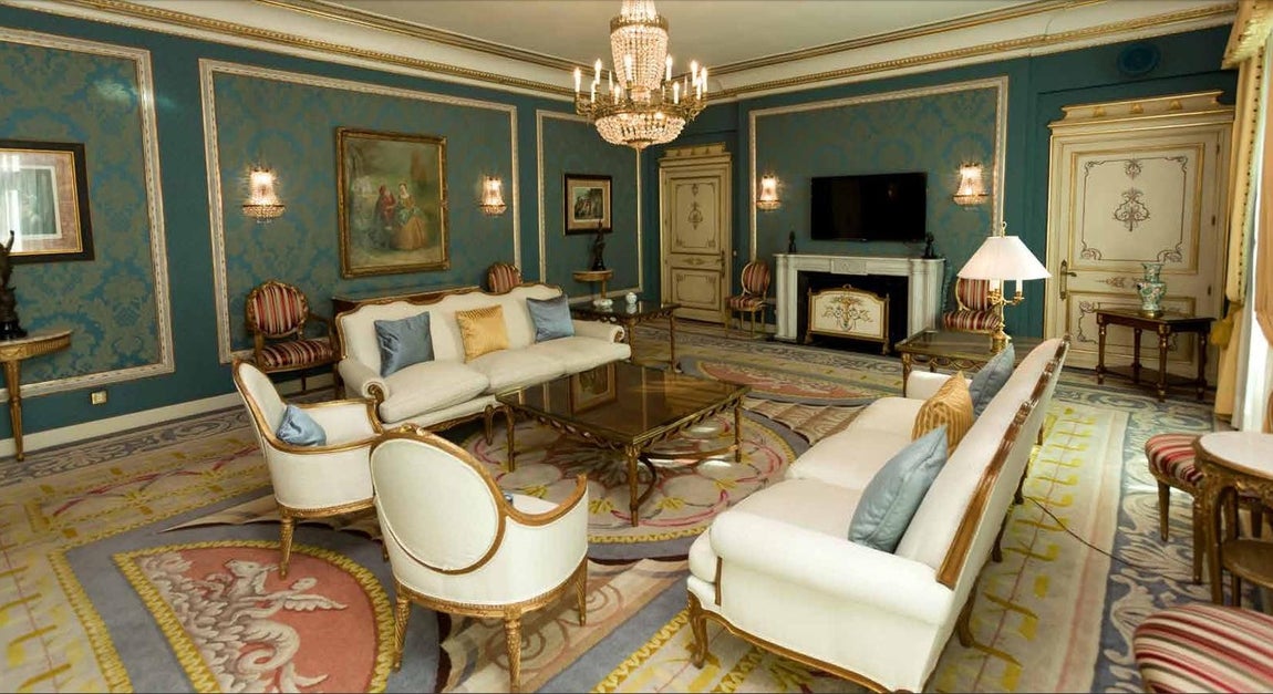 El hotel saca a subasta 4.000 piezas divididas en 1.500 lotes. Candelabros, mesas, sillas y espejos, porcelanas y bronces, esculturas y piezas ornamentales desfilarán ante la vista de los presentes en la Fundación Carlos de Amberes, donde tendrá lugar su exposición unos días antes de la puja -del 4 al 6 de mayo-.