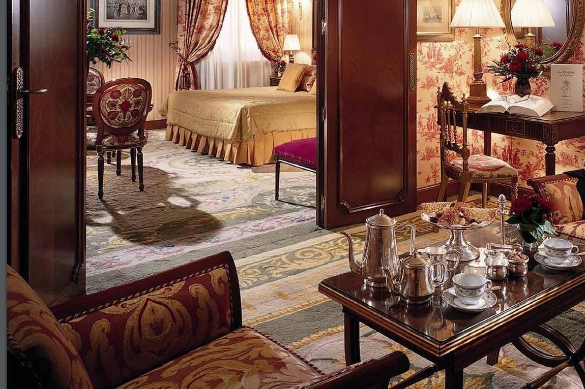 El hotel saca a subasta 4.000 piezas divididas en 1.500 lotes. Candelabros, mesas, sillas y espejos, porcelanas y bronces, esculturas y piezas ornamentales desfilarán ante la vista de los presentes en la Fundación Carlos de Amberes, donde tendrá lugar su exposición unos días antes de la puja -del 4 al 6 de mayo-.