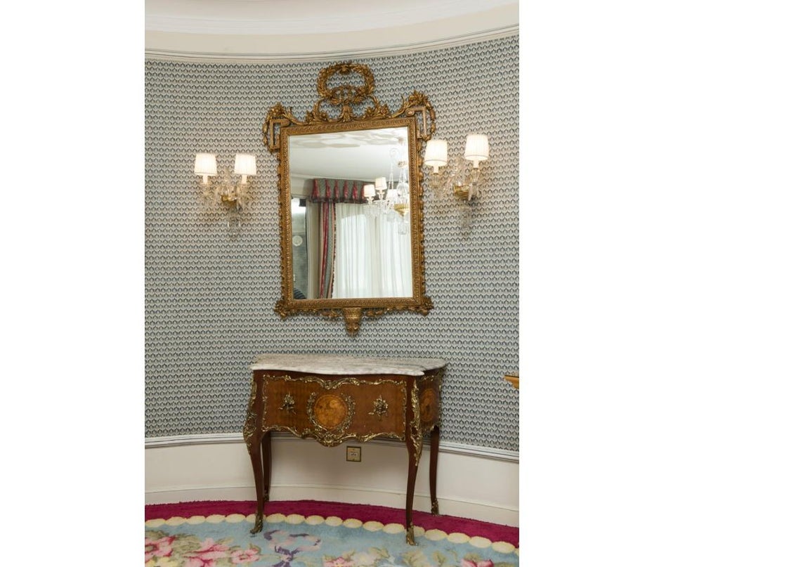 El hotel saca a subasta 4.000 piezas divididas en 1.500 lotes. Candelabros, mesas, sillas y espejos, porcelanas y bronces, esculturas y piezas ornamentales desfilarán ante la vista de los presentes en la Fundación Carlos de Amberes, donde tendrá lugar su exposición unos días antes de la puja -del 4 al 6 de mayo-.