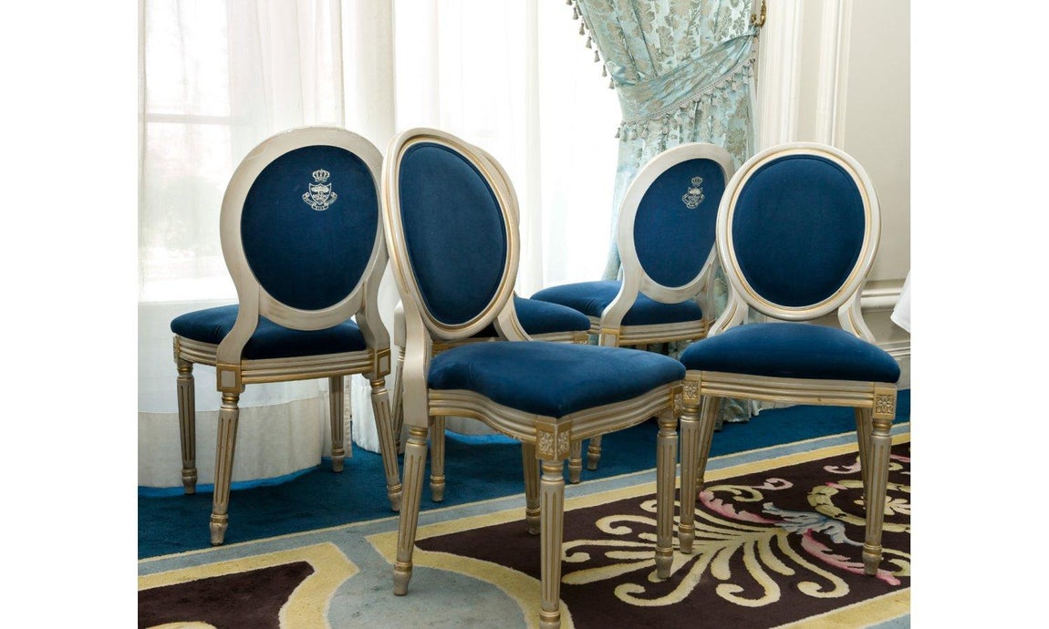 El hotel saca a subasta 4.000 piezas divididas en 1.500 lotes. Candelabros, mesas, sillas y espejos, porcelanas y bronces, esculturas y piezas ornamentales desfilarán ante la vista de los presentes en la Fundación Carlos de Amberes, donde tendrá lugar su exposición unos días antes de la puja -del 4 al 6 de mayo-.