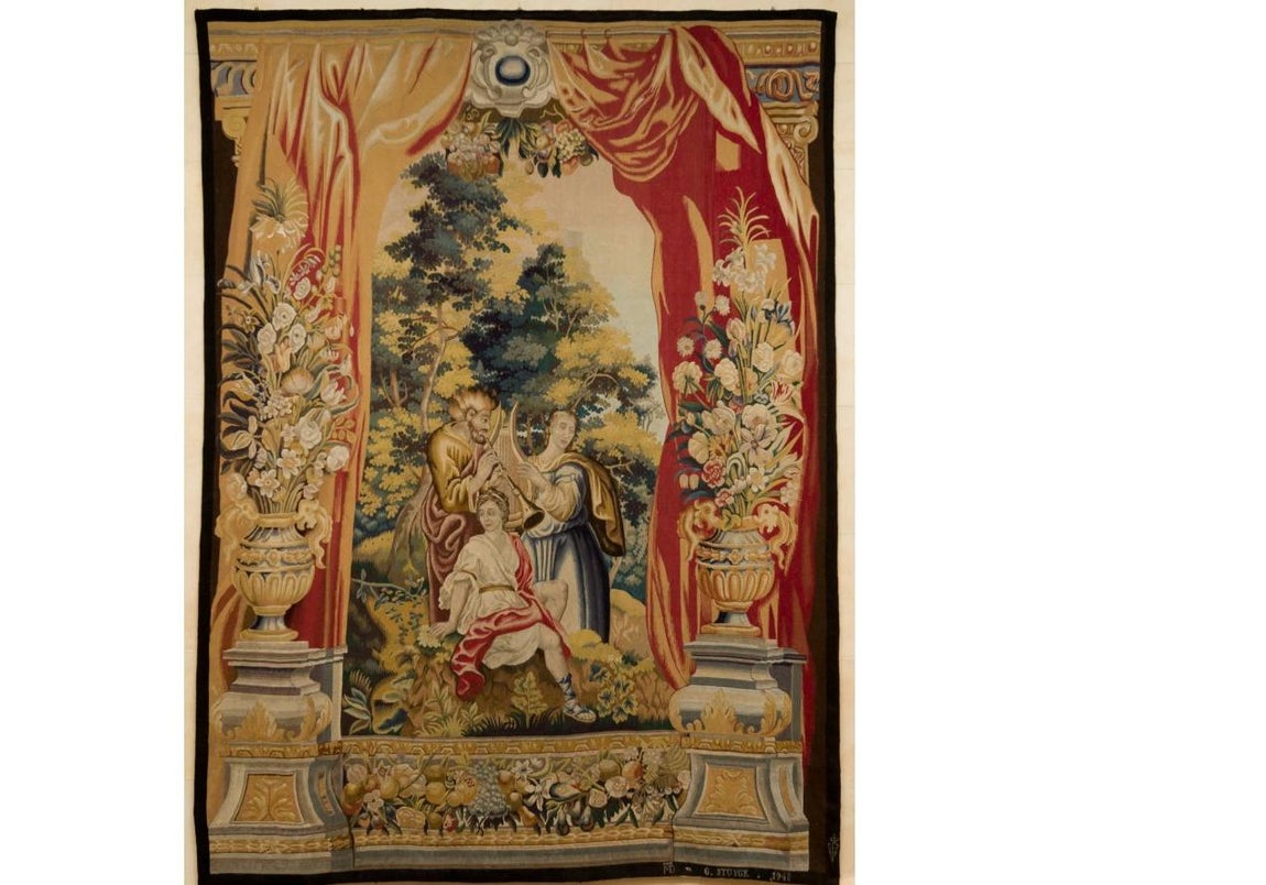 El hotel saca a subasta 4.000 piezas divididas en 1.500 lotes. Candelabros, mesas, sillas y espejos, porcelanas y bronces, esculturas y piezas ornamentales desfilarán ante la vista de los presentes en la Fundación Carlos de Amberes, donde tendrá lugar su exposición unos días antes de la puja -del 4 al 6 de mayo-.