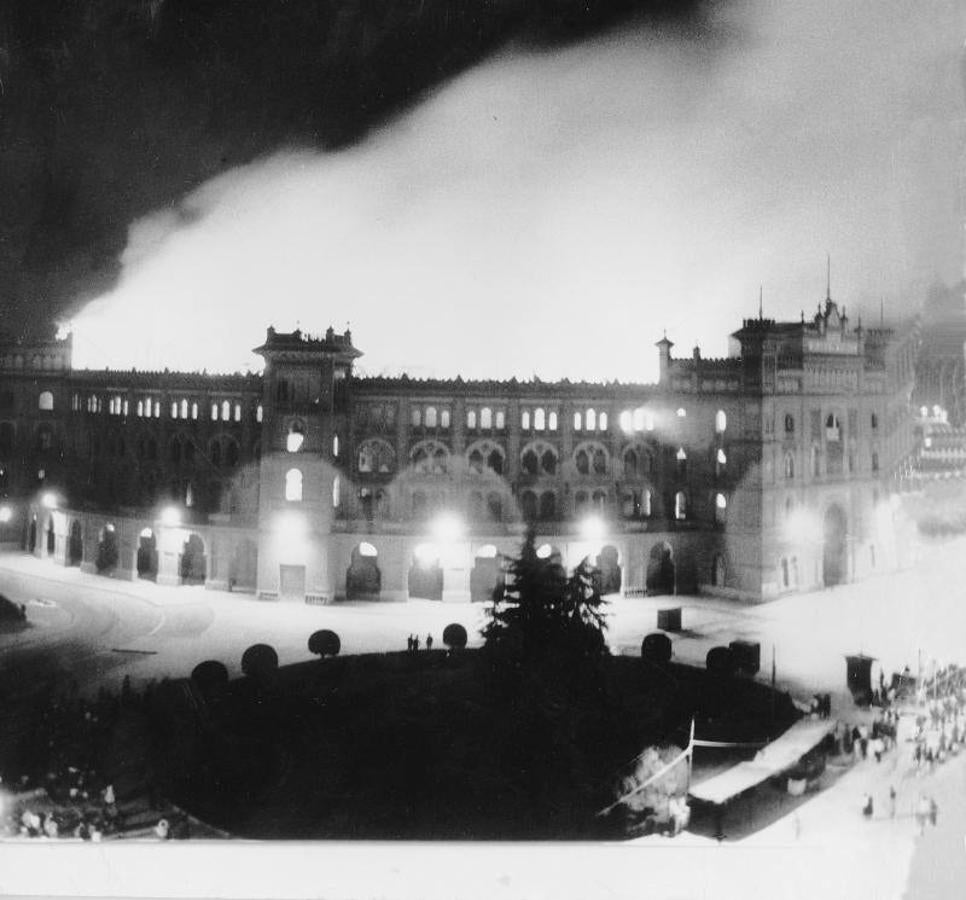 En 1963 un incendio destruyó las dos plantas superiores de la plaza de toros de Las Ventas. Los bomberos tardaron más de trece horas en extinguir las llamas. 