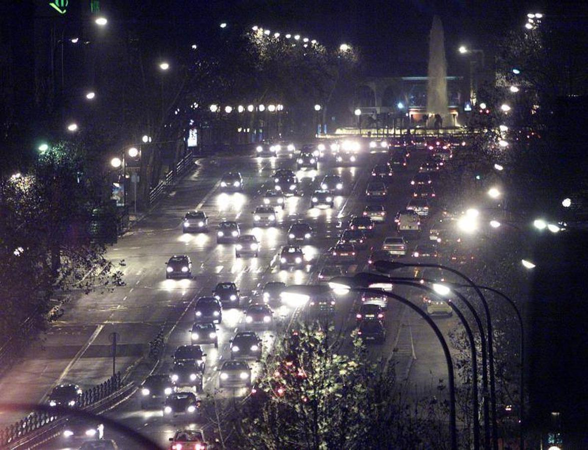 El primer día del año los coches también colapsan las principales carreteras de la ciudad (2001). 