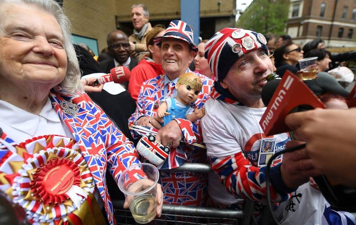 Los británicos dan la bienvenida al nuevo miembro de la Familia Real