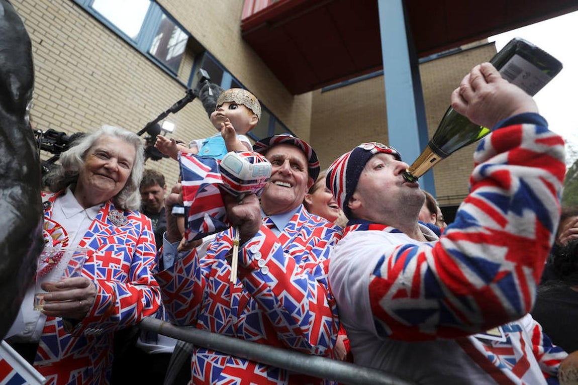 Los británicos dan la bienvenida al nuevo miembro de la Familia Real