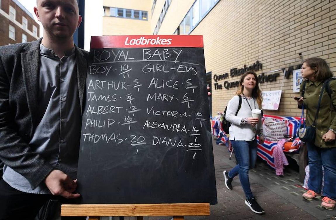 Los británicos dan la bienvenida al nuevo miembro de la Familia Real