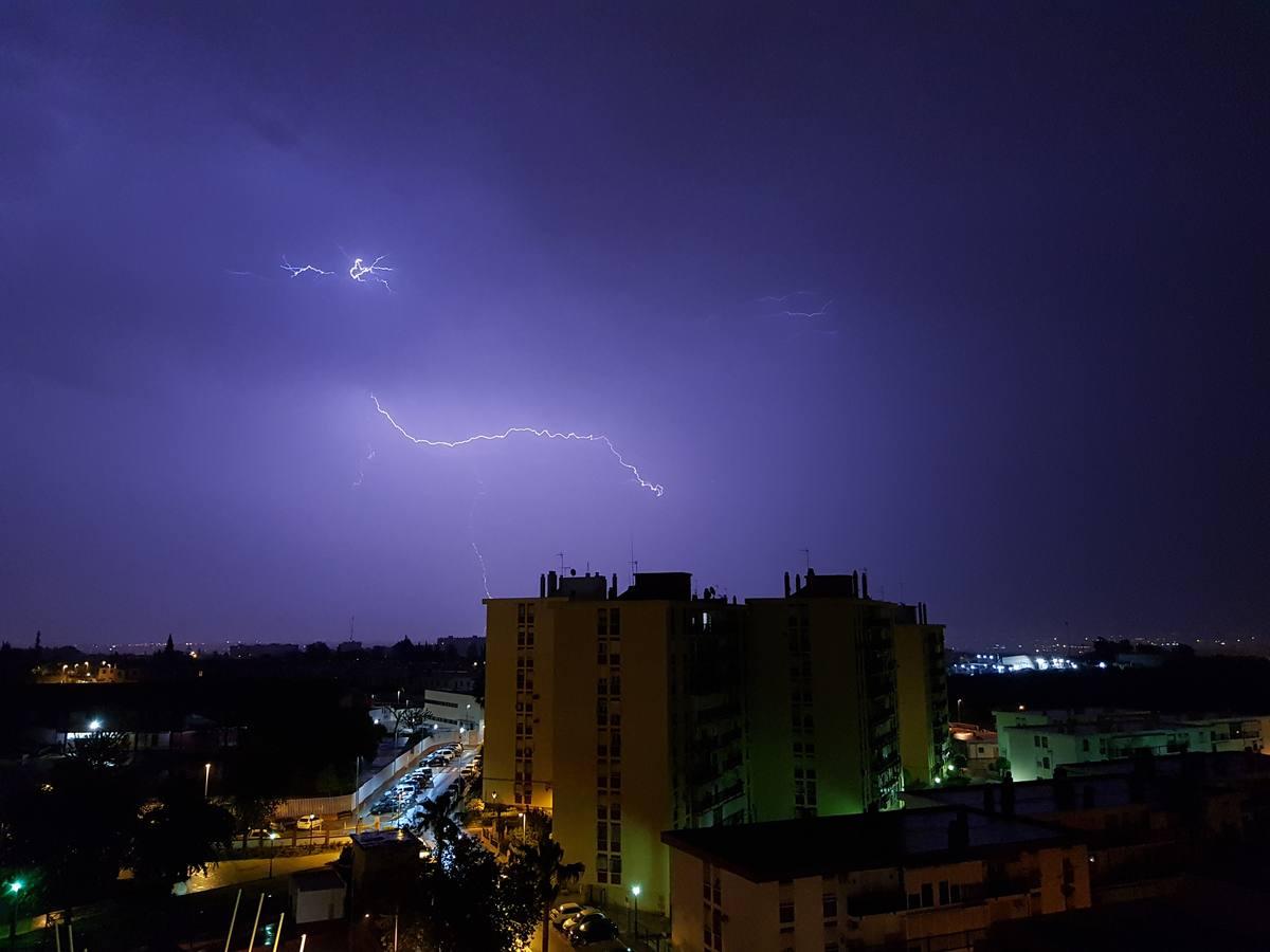 Las mejores imágenes de la tormenta eléctrica en Sevilla