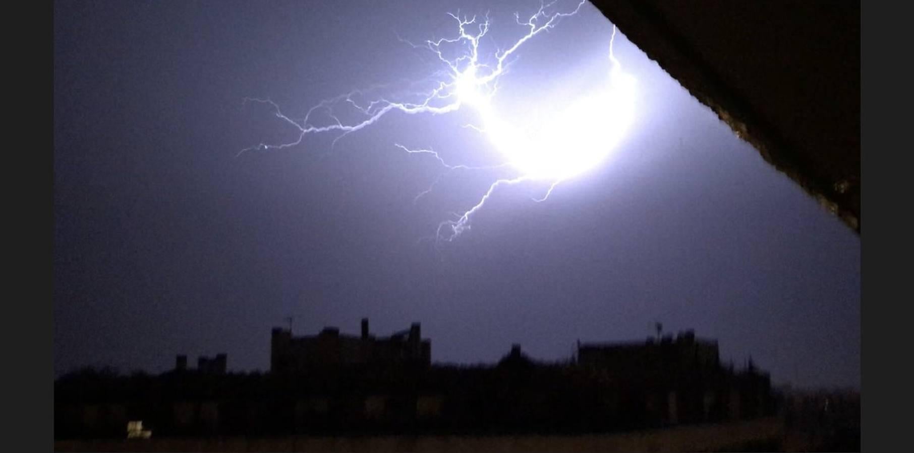 Las mejores imágenes de la tormenta eléctrica en Sevilla