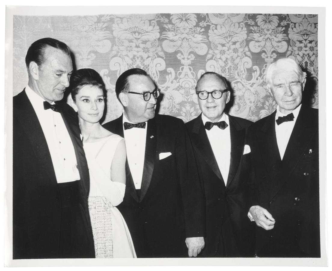 Premios Oscar. En la fotografía posa Audrey Hepburn con, entre otros, Tony Curtis y Gary Cooper. Fue en la 33º edición de la gala de los Oscars (Los Ángeles, 1961), una noche muy especial para la actriz, ya que fue la encargada de entregar a Billy Wilder uno de los cinco Oscars que recibió por su película «El apartamento»