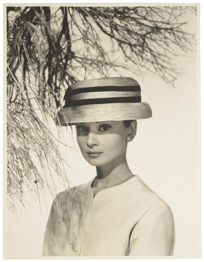 Una cara con ángel. Este retrato era, hasta ahora, propiedad de un particular. Se trata de una fotografía de estudio de la actriz, se la sacó el fotógrafo Bud Fraker en 1956, durante el rodaje de «Funny Face» («Una cara con ángel»)