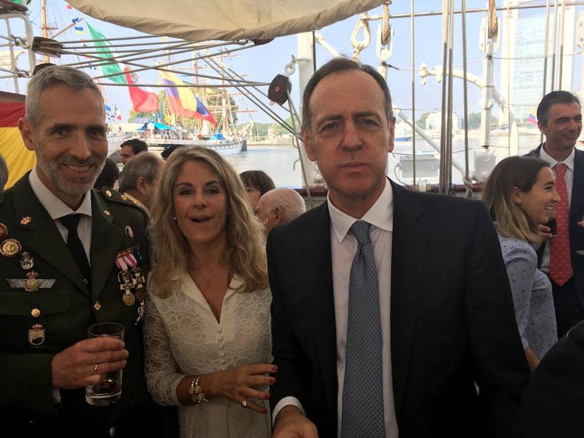 Francisco Requena (Telefónica) con el médico del Sebastián de Elcano y María Suanes, esposa del consejero de Turismo. 
