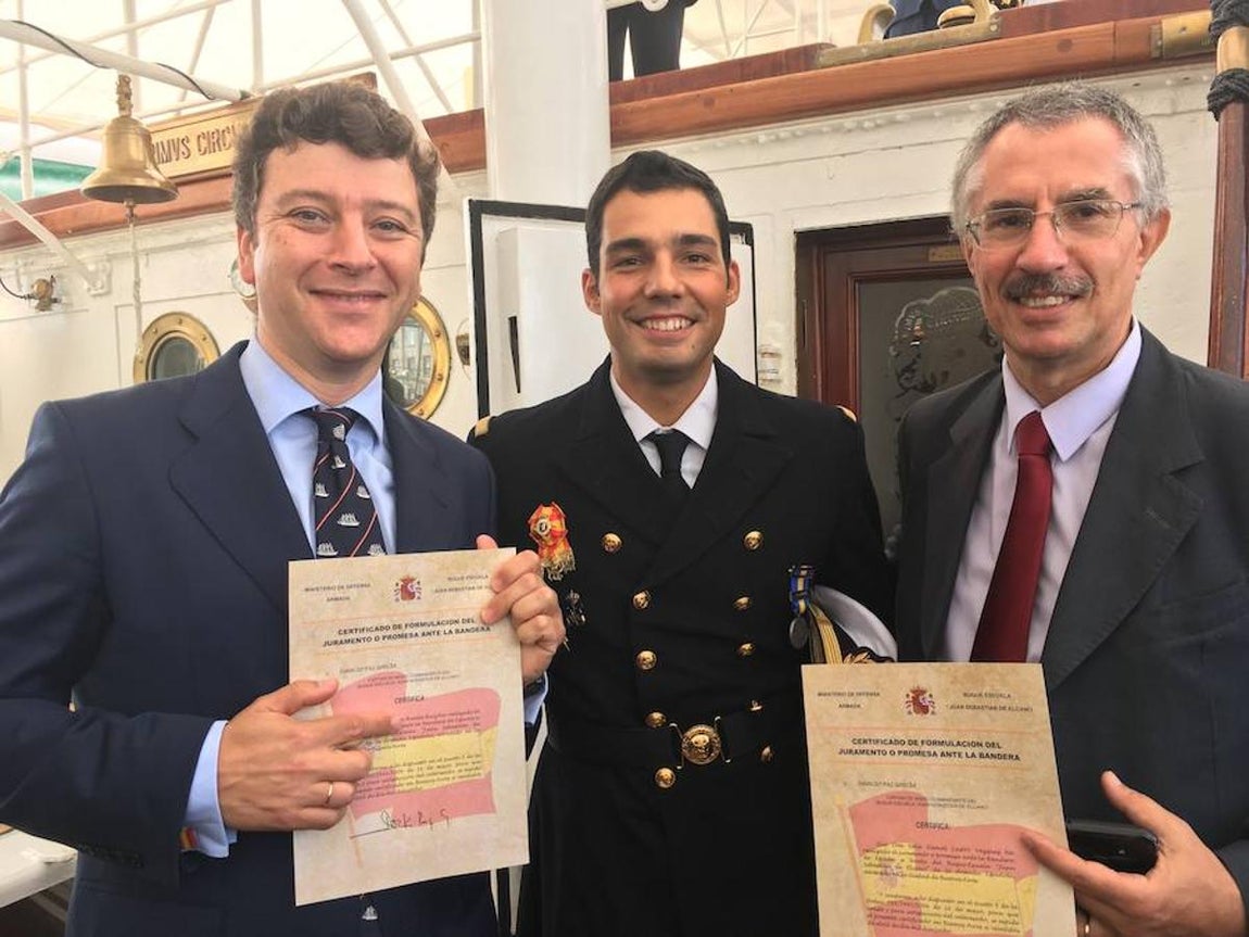 El empresario Yago Botas con un miembro de la tripulación y Felix Castro Vázquez, de la Universidad de Belgrano. 