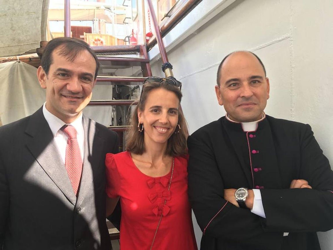 El Consejero de la Embajada David Izquierdo y su mujer con el capellán del barco, Alberto Gatón. 