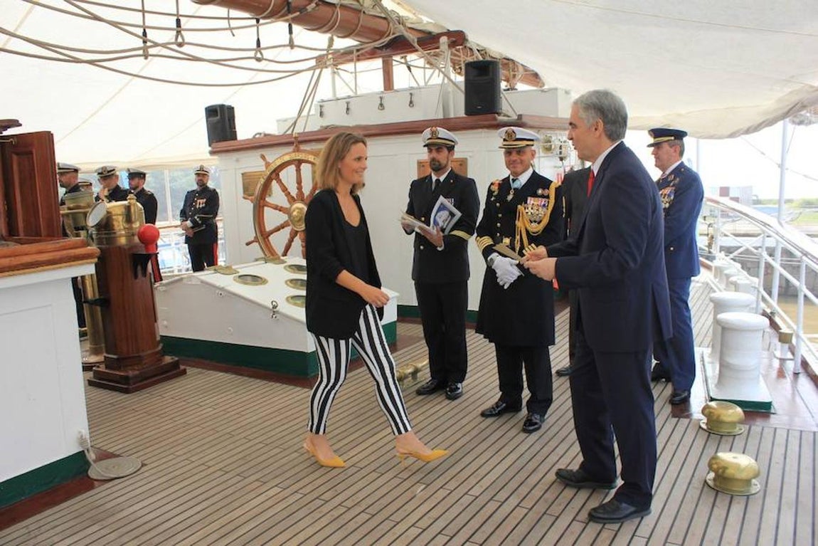 En imágenes, la jura de bandera en el Juan Sebastián Elcano
