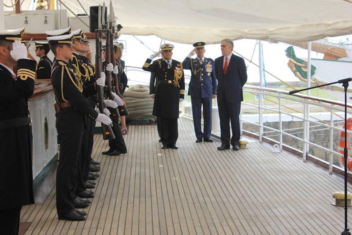 En imágenes, la jura de bandera en el Juan Sebastián Elcano