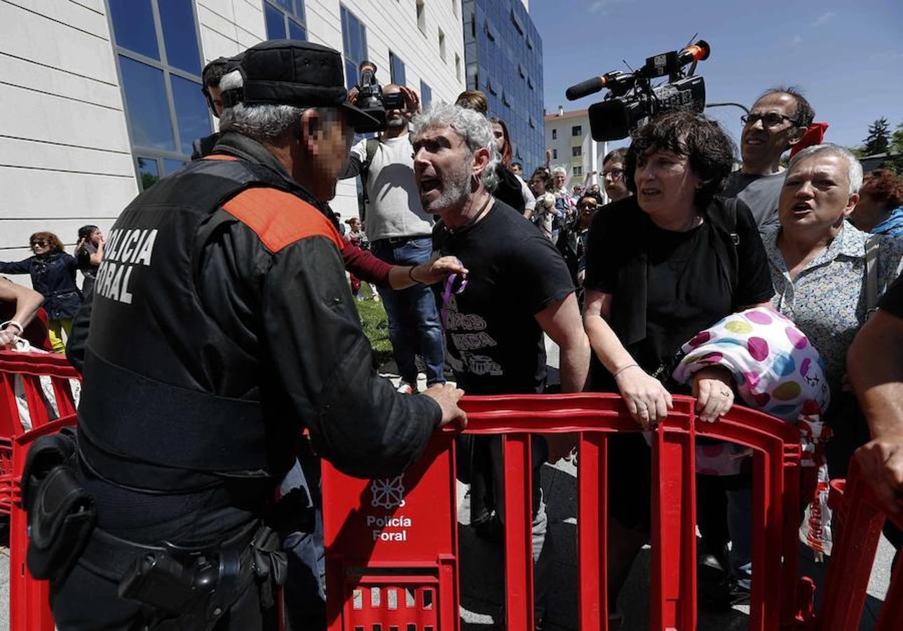 Un manifestante increpa a un agente de la policía foral de Navarra. 