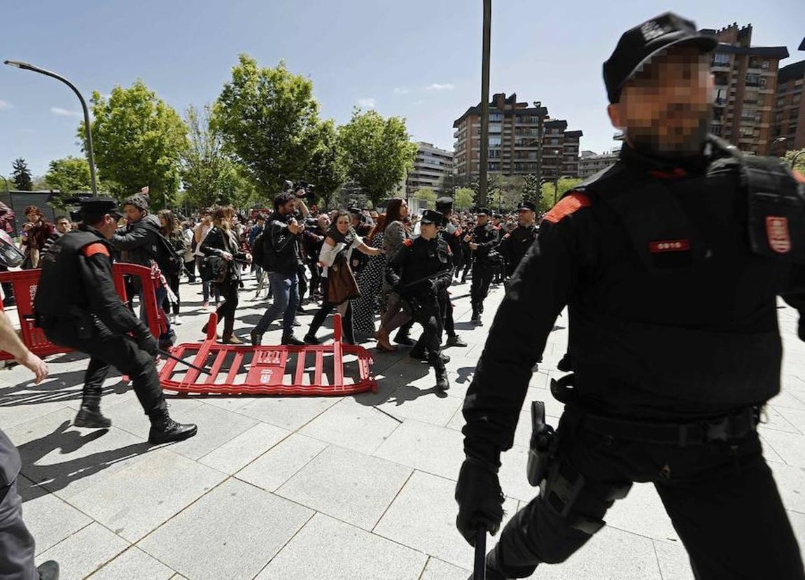 La protesta a la entrada del juzgado, convocada por los colectivos feministas Andrea, Lunes Lilas y Gafas Moradas ha tenido como lema «¡No es no! ¡Justicia!». 