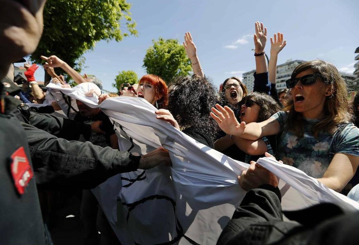 Al grito de «Esta Justicia es una mierda» y «No son abusos, es violación», los manifestantes muestran su disconformidad con el fallo que condena a penas de nueve años de prisión a cada uno de los cinco de los miembros de La Manada. 