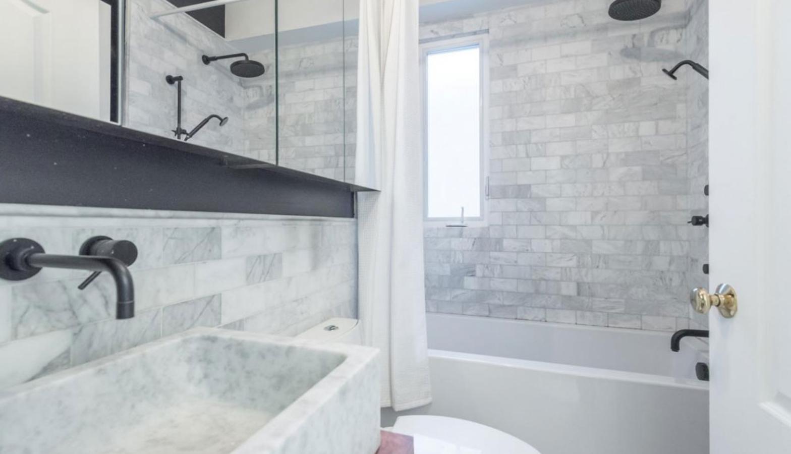Cuartos de baño. Los cuartos de baño son de diseño contemporáneo en marmol blanco. Además de la distribución mencionada, la casa tiene también una enorme sala de cine