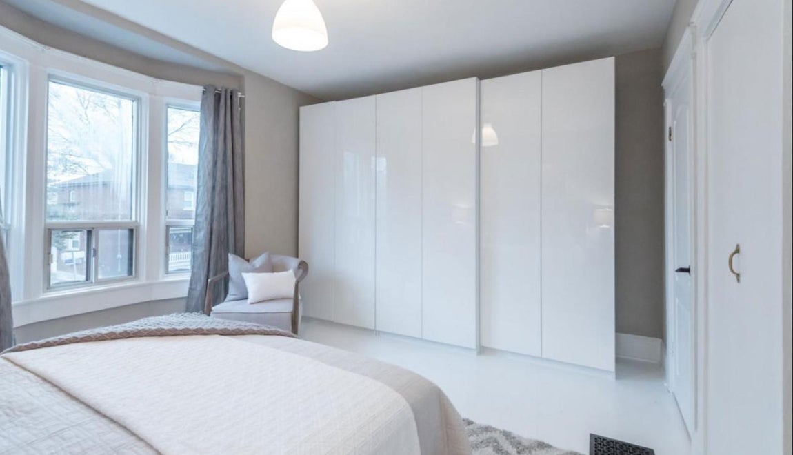 Dormitorio Principal. El dormitorio tiene una gran galería acristalada por la que entra mucha luz. Durante la época en la que ella vivía en la propiedad tenía muebles de color blanco, la ropa de cama era clásica en colores sobrios