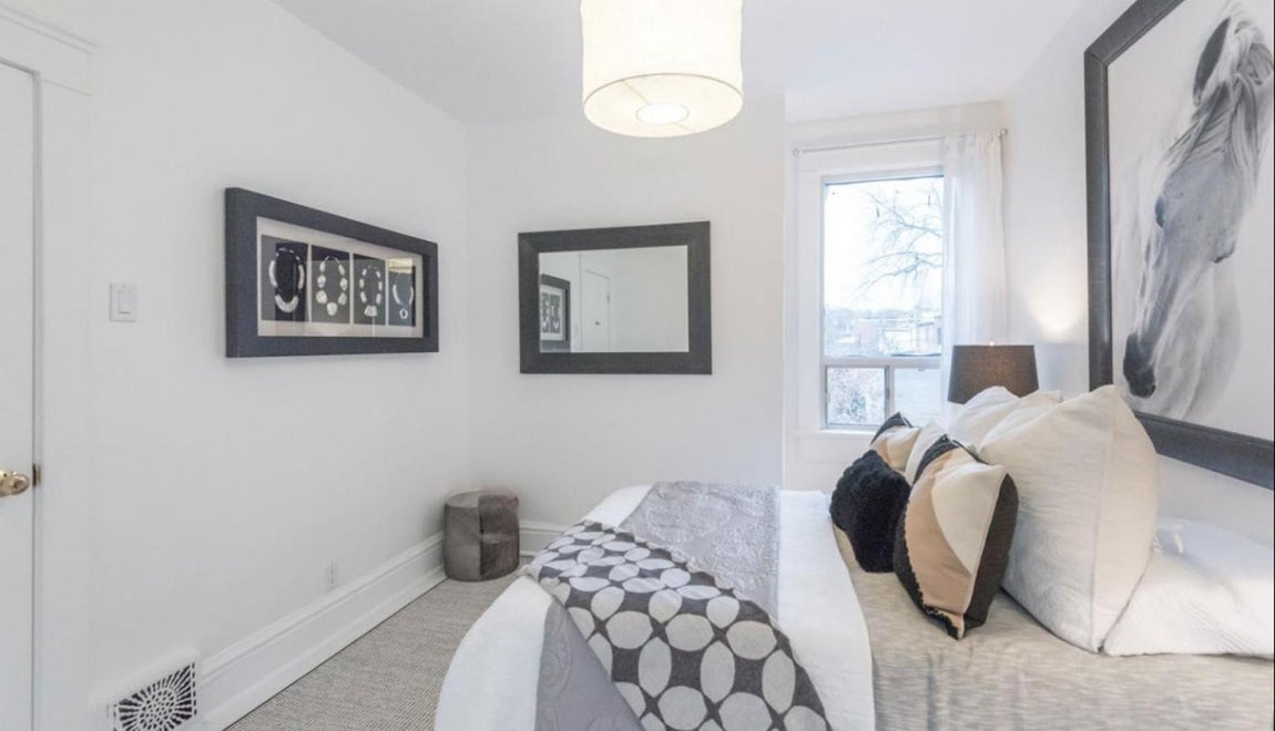 Segundo dormitorio. Uno de los dormitorios tiene un tamaño reducido. Los tres guadan bastante parecido entre ellas: muebles de madera, colores crudos en las paredes y suelos de moqueta