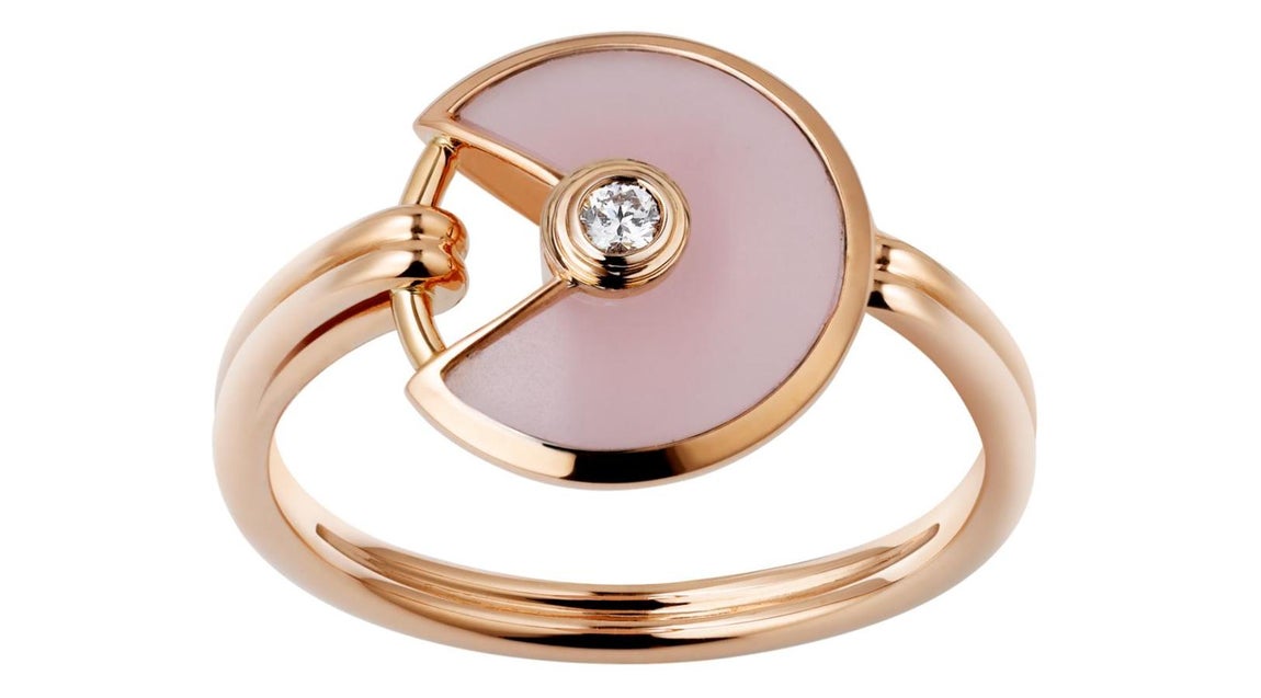 Para madres supersticiosas. Cartier apuesta por los talismanes en su colección «Amulette». Este anillo es un valioso tesoro de oro rosa, ópalo y diamante que se cierra para recoger los deseos y se abre para liberarlos
