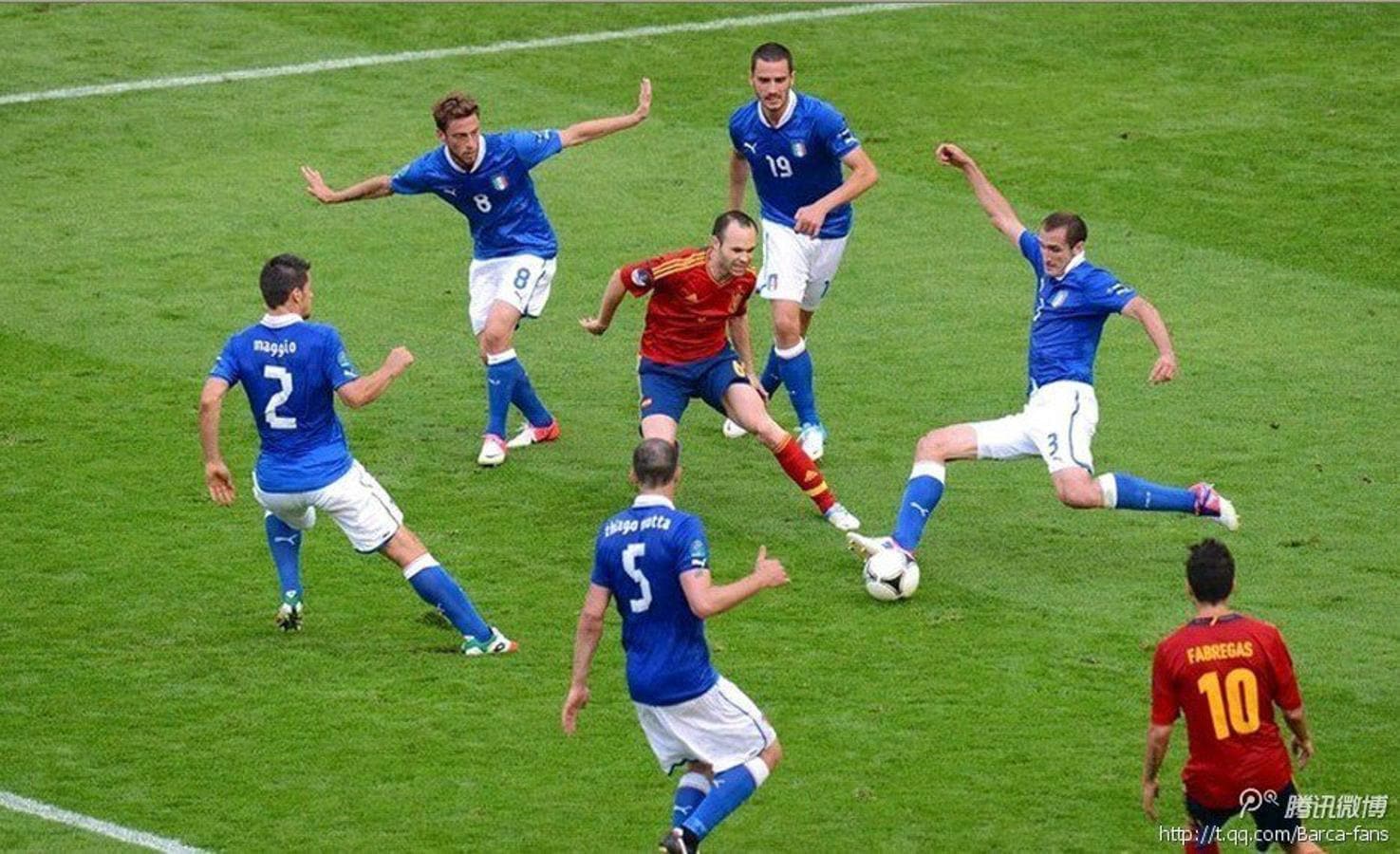 Foto para la historia. Esta imagen durante un partido contra Italia en la Eurocopa de 2012 daba la vuelta al mundo